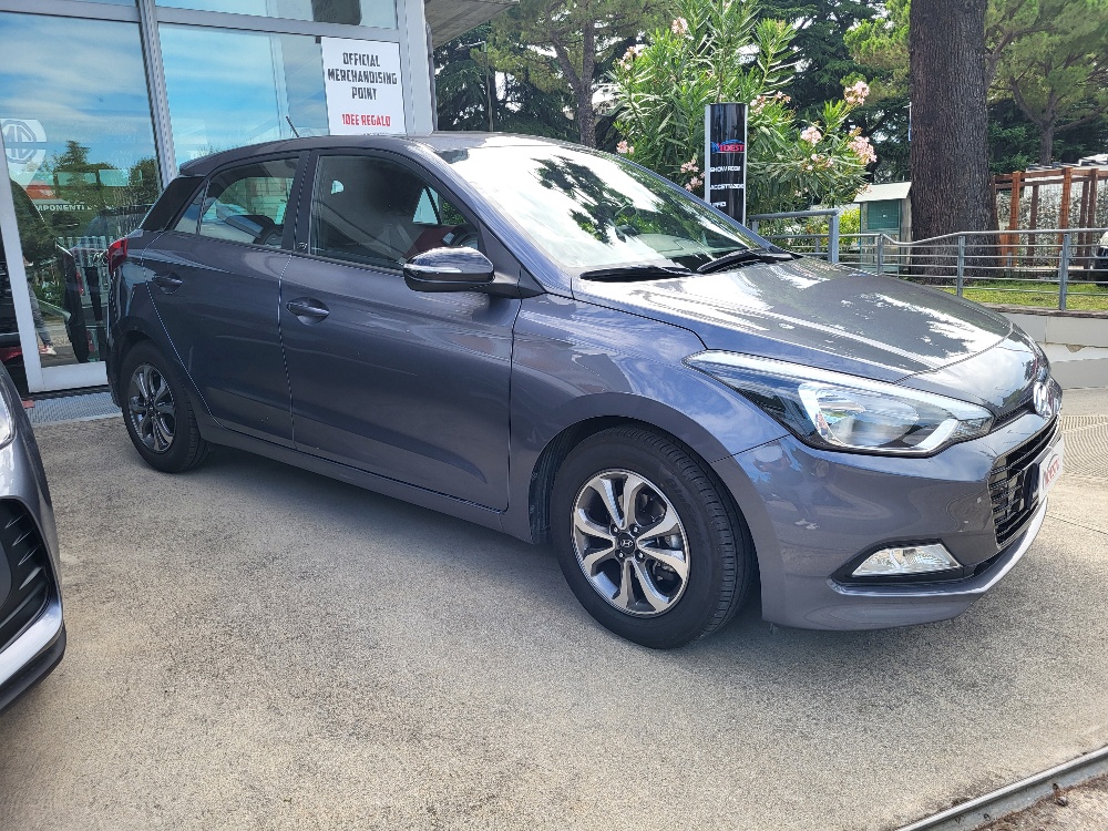 HYUNDAI i20 1.2 BENZINA CON IMPIANTO GPL ORIGINALE DALLA FABBRICA – OK NEOPATENTATI