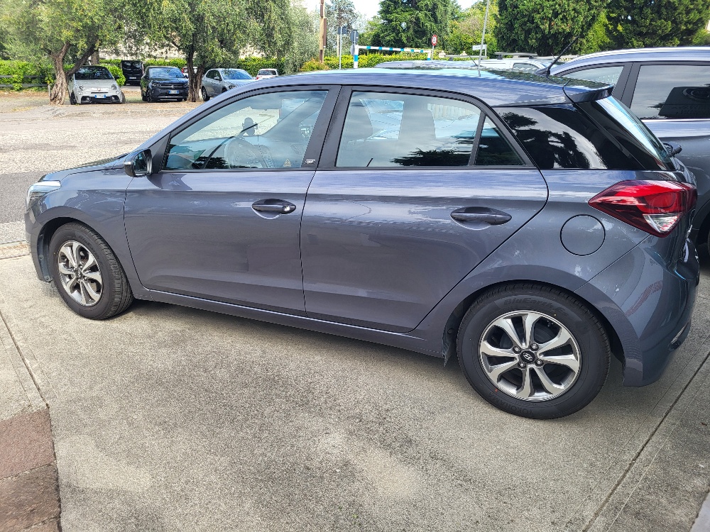 HYUNDAI i20 1.2 BENZINA CON IMPIANTO GPL ORIGINALE DALLA FABBRICA – OK NEOPATENTATI