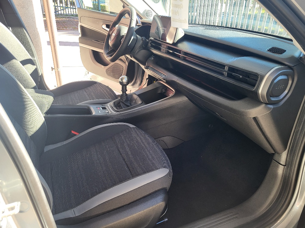 JEEP AVENGER 1.2 TURBO 100cv LONGITUDE KM0 2025 – PRONTACONSEGNA – BLACK DICEMBER